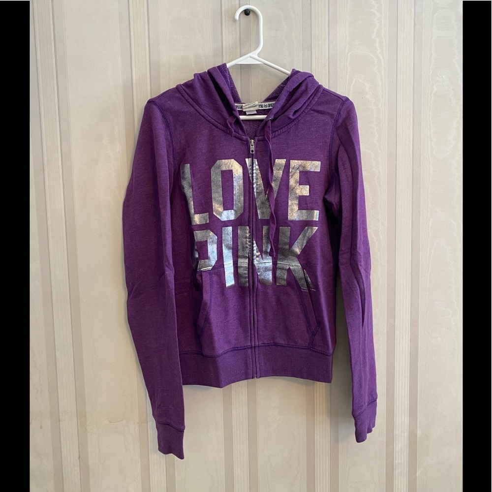 Sweatshirt.